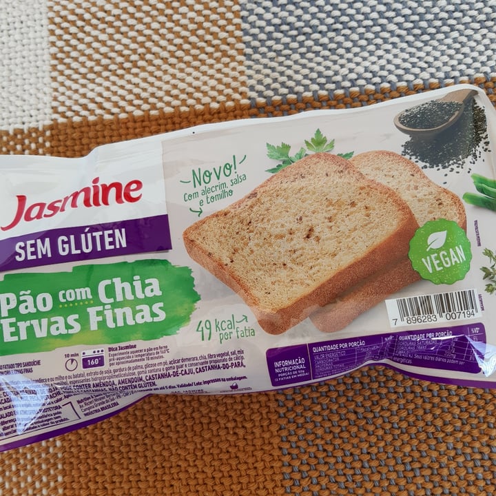 photo of Jasmine Pão com chia e ervas finas shared by @juliamanfrin on  12 Jun 2022 - review