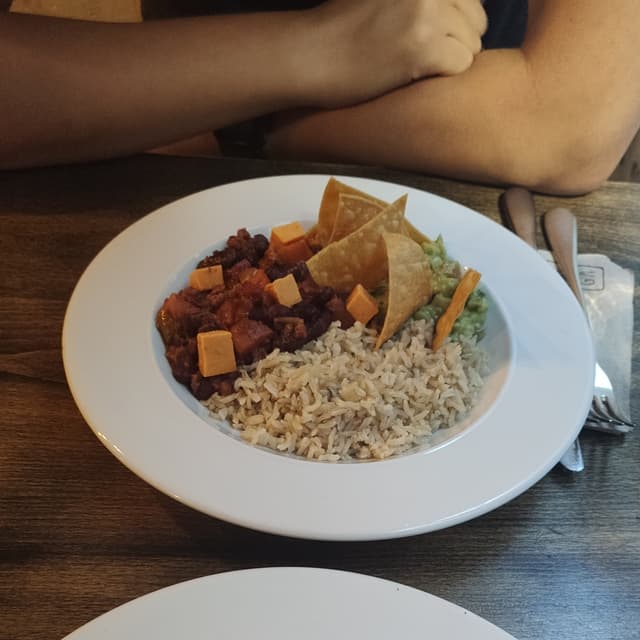 Foto do prato “Chili Con "Carne" Con Tortitas De Maiz Y Arroz Integral”