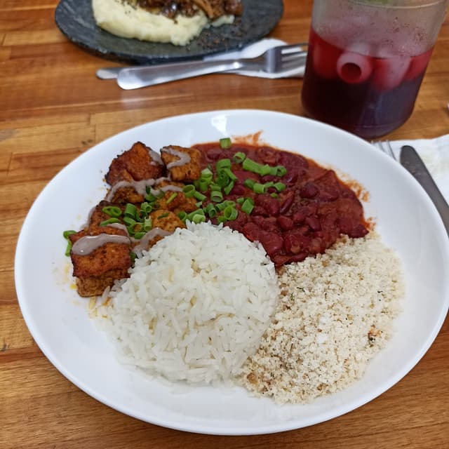 Photo of the dish “Arroz, Feijão Vermelho , Farofa E Tofu Marinado Ao Molho”