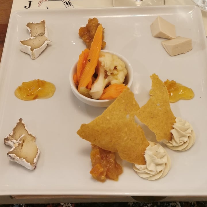 review photo of Sementis Piatto Di Formaggi Vegetali E Frutta Secca, Marmellate, Chutney, Verdure Fermentate E Crackers Crudisti shared by @ariannalombarrrdi on 10 Mar 2022 - review