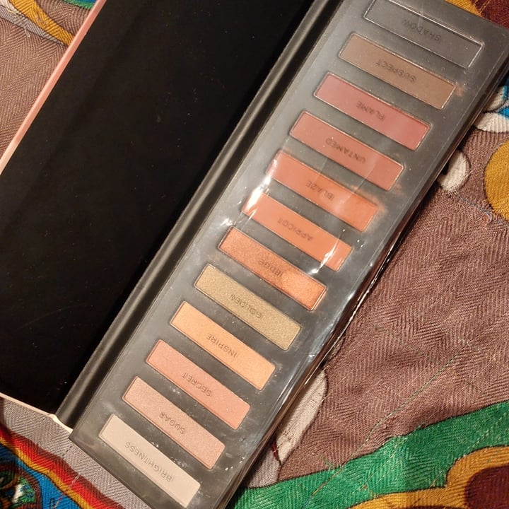 review photo of Colour eyeshadow Eyeshadow shared by @farigolarts on 23 Mar 2022 - review