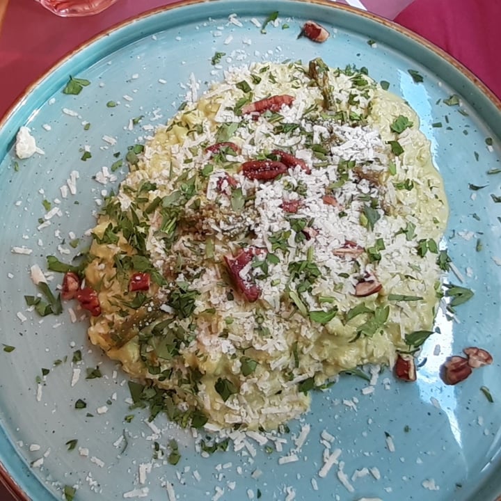 photo of Rifugio Romano Risotto con asparagi, crema di noci pecan, gorgonzola vegan e pepe nero shared by @rawnen on  29 Jun 2022 - review