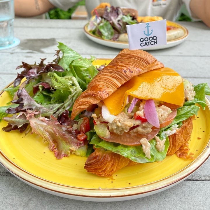 review photo of Privé CHIJMES Good Catch Tuna Melt Croissant shared by @kimjongquiche on 10 Nov 2021 - review
