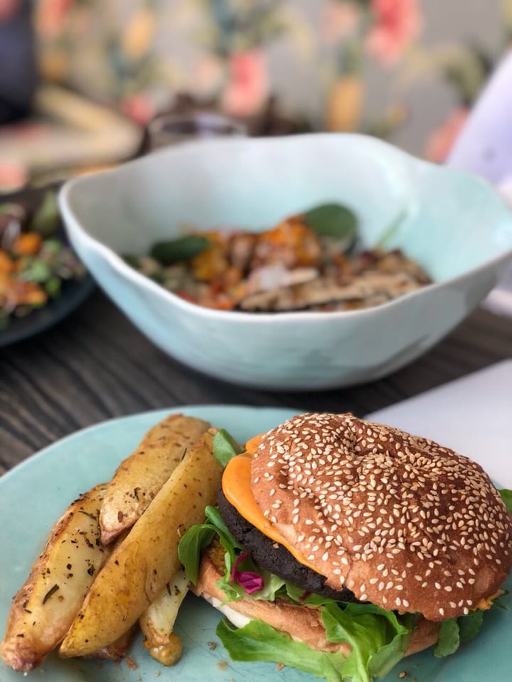 photo of Lexi's Healthy Eatery Activated Charcoal Burger shared by @dharshpillaycolas on  02 Sep 2018 - review