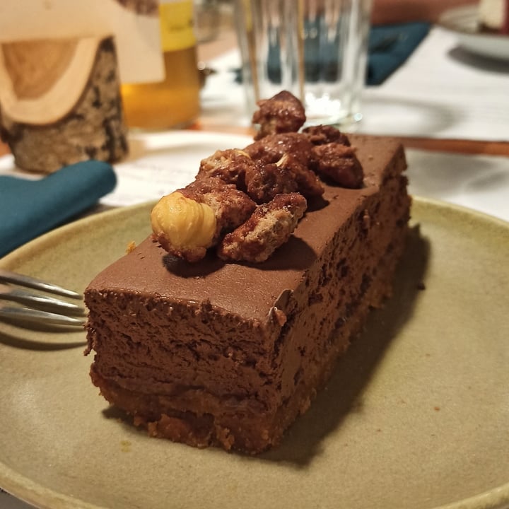review photo of Romeow Cat Bistrot Mousse al cioccolato con base biscotto, cioccolato fondente, latte di cocco, pralinato di nocciole e mandorle caramellate shared by @carolinacarrotcake on 13 Sep 2021 - review