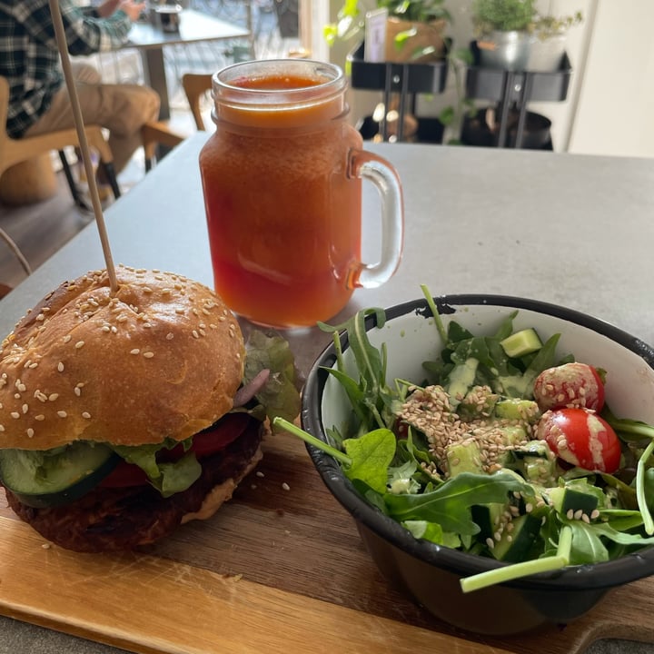 photo of Eight - The Health Lounge Burger Good Tempehr shared by @napoleonegiulia on  20 Apr 2022 - review