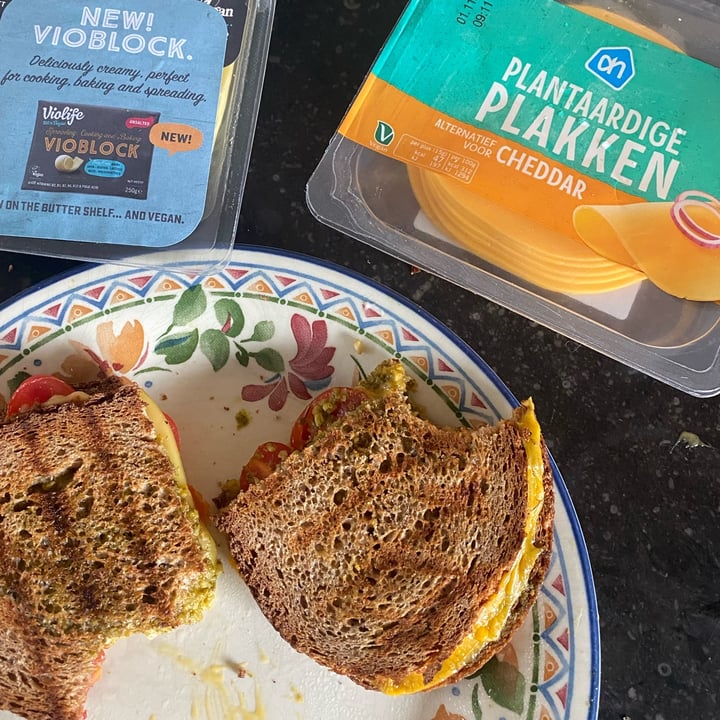 photo of Albert Heijn AH Plantaardige plakken Cheddar shared by @juliafelicie on  04 Oct 2021 - review
