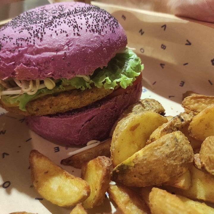 photo of Flower Burger Cherry Bomb shared by @daniela94 on  25 Mar 2022 - review
