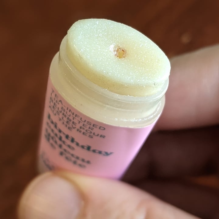 review photo of DAVIDsTEA Birthday Cake Tea-Infused Lip Butter shared by @awnyer on 14 Feb 2021 - review