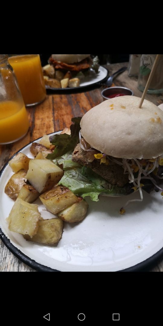 photo of Estilo Veggie Hamburguesa Crispy Tofu shared by @imperfectavegana on  02 Nov 2019 - review