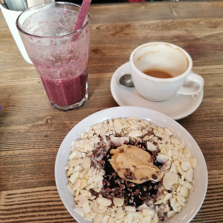 photo of Distrikt coffee Overnight Oats With Blueberries Compote, Peanut Butter And Almnond Flakes shared by @valentinalittlev on  05 Apr 2022 - review