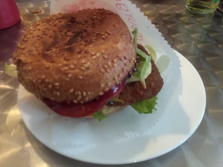 photo of Yoyo Foodworld Chicken Schnitzel Burger shared by @gabriele on  04 Oct 2019 - review