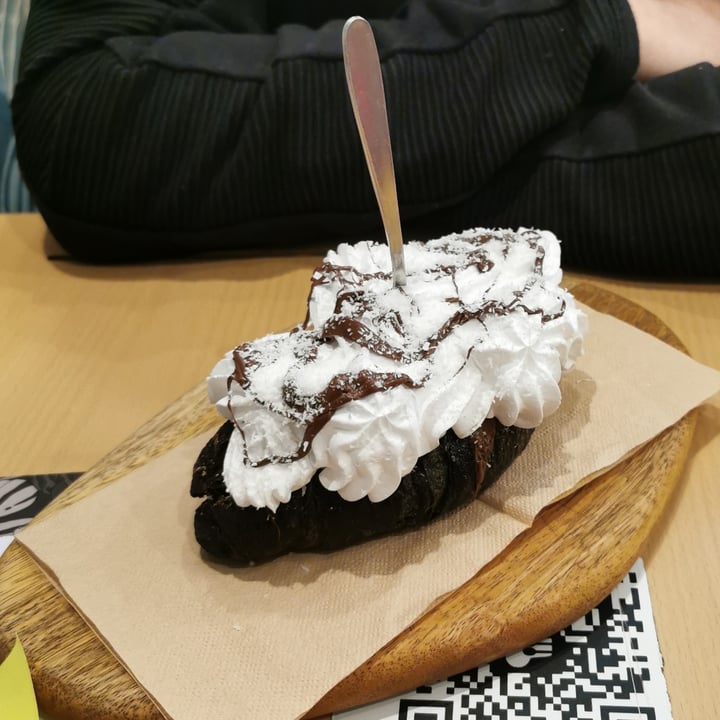 photo of Efrem - Caffetteria, Pasticceria, Cucina Cornetto Bomb Bounty shared by @auroravegan on  19 Dec 2021 - review