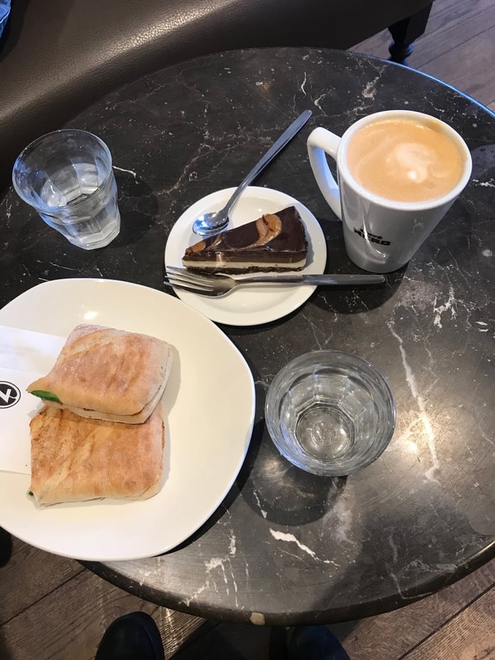 review photo of Caffè Nero Salted Caramel And Chocolate Vegan Cheesecake shared by @lucymaryjohnson on 12 Jan 2020 - review