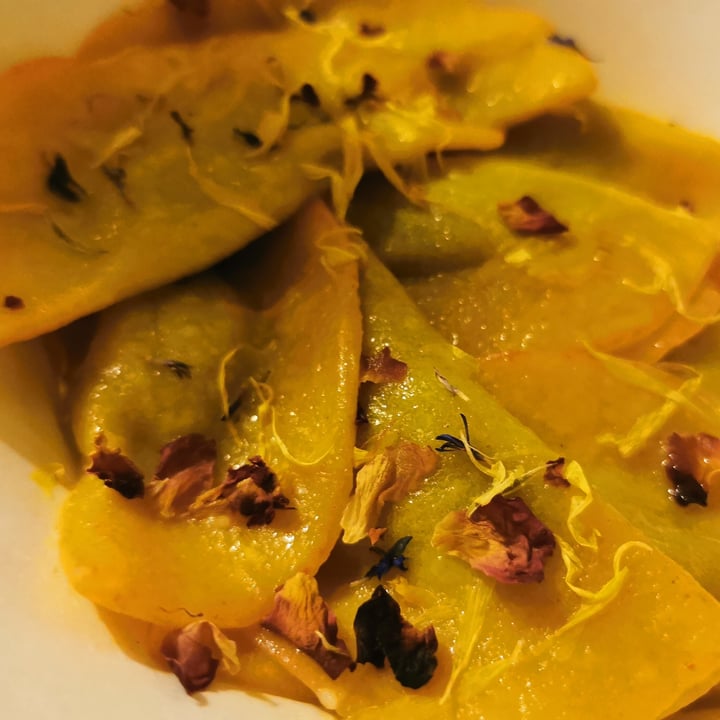 review photo of Uno Caffé Olistico Ravioli Vegan Di Pasta Fresca Con Ripieno Di Melanzane, Olio Aromaltizzato E Fiori Eduli. shared by @memy on 11 Sep 2021 - review