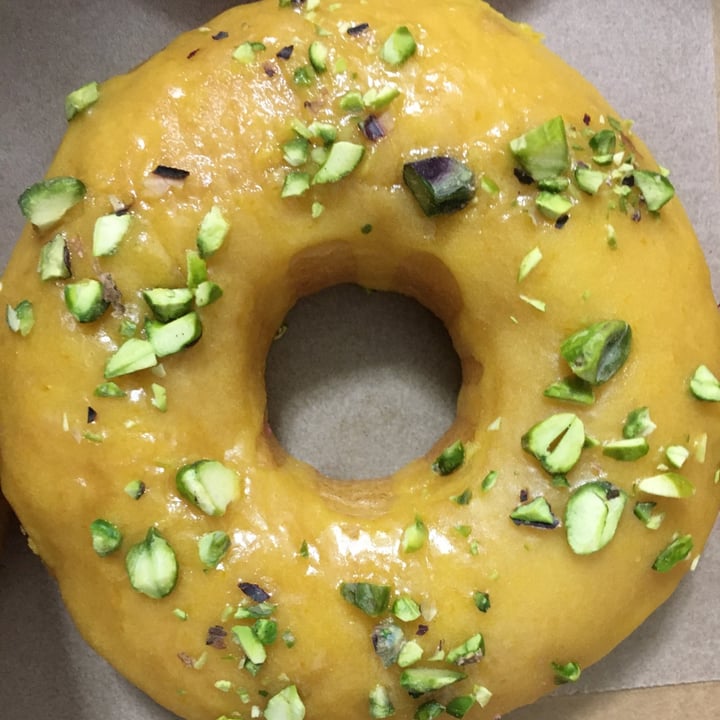 photo of VegAmazing Doughnuts Donut naranja y pistacho shared by @ggens on  19 Mar 2021 - review