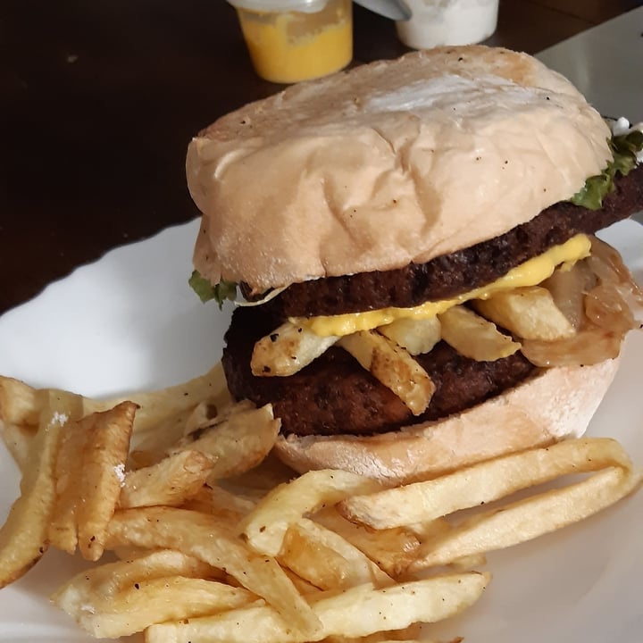 review photo of Loving Hut Microcentro Doble Hongos Burger shared by @anana on 25 Sep 2022 - review