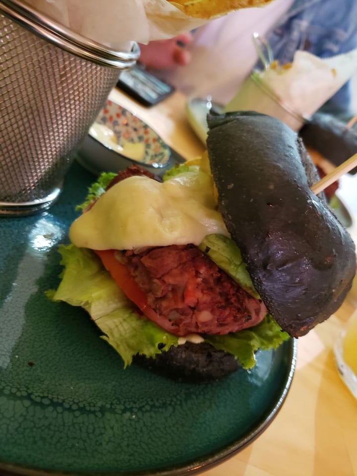 review photo of Mr.Veggie Hamburguesa Con Torta De Frijol, Con Pan Negro De Carbón Activado shared by @jrfitnesscr on 30 Jan 2020 - review
