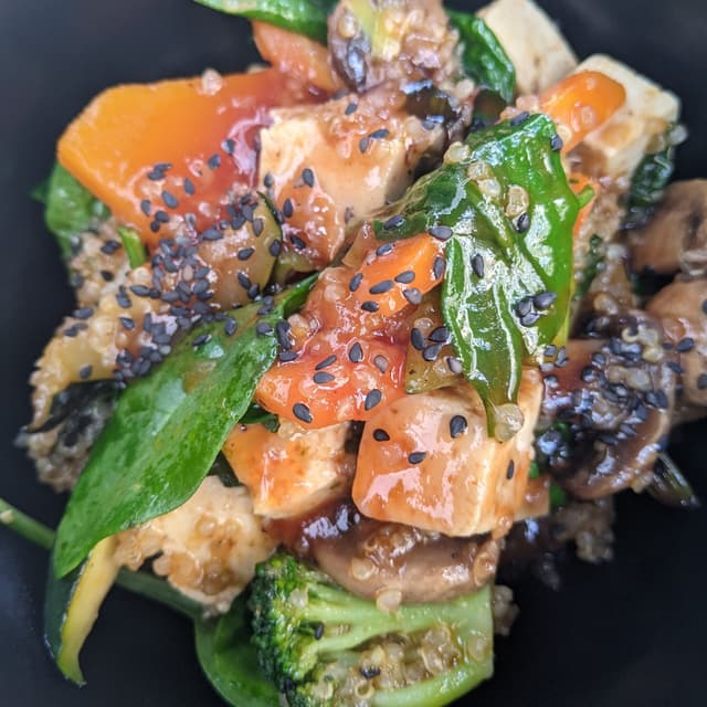 Photo of the dish “Wok de quinoa, tofu y verduritas con salsa agridulce”