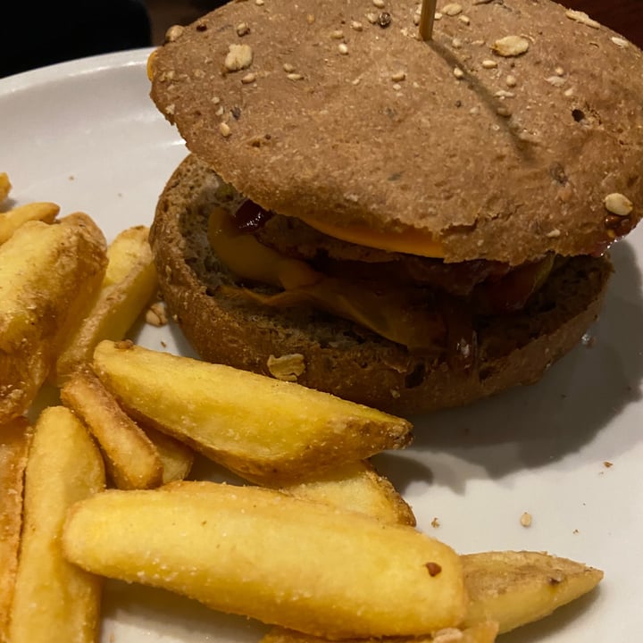 review photo of The Millenium Autentico Irish Pub Original Guinness Panino “BBQ” shared by @gioia on 09 May 2022 - review