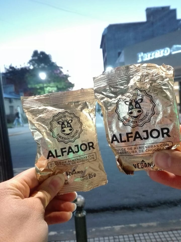 photo of Felices Las Vacas Alfajor Negro shared by @debbyhamra on  30 Dec 2019 - review