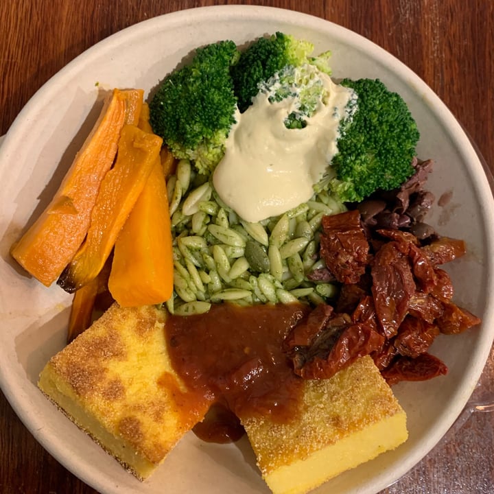 review photo of Juice Lovers Juicery Salad Bowl shared by @jemmaveggie on 22 Apr 2021 - review