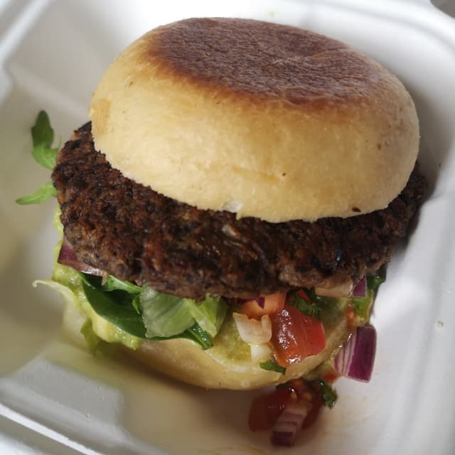 Foto del piatto “Vegan Sausage and Smashed Avocado Muffin”