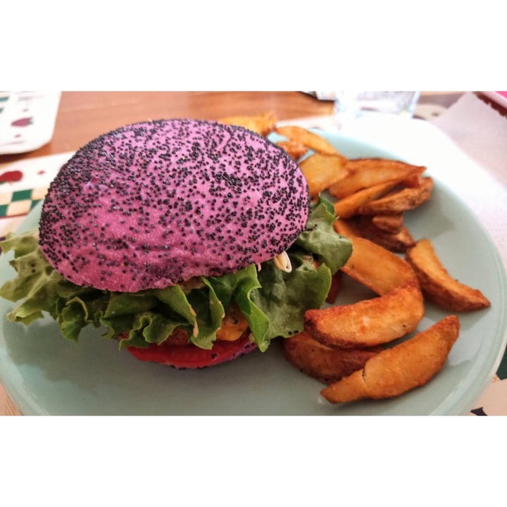 photo of Flower Burger Cherry Bomb shared by @eleonorascriva on  27 Apr 2021 - review