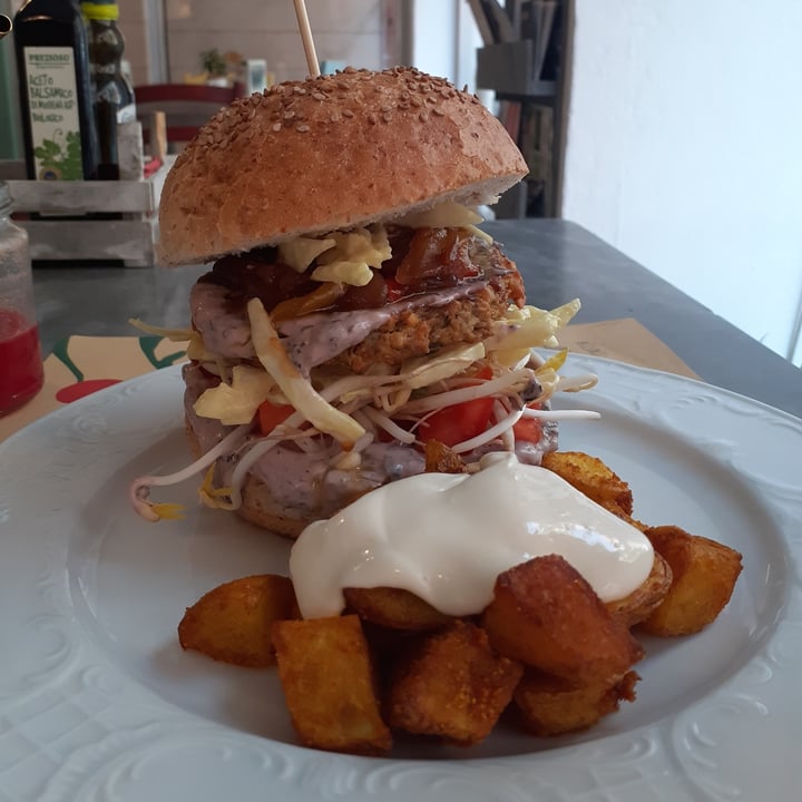 photo of Dulcamara Vegan Bakery & Bistrot Veg burger gourmet shared by @fra102030 on  17 Jun 2022 - review