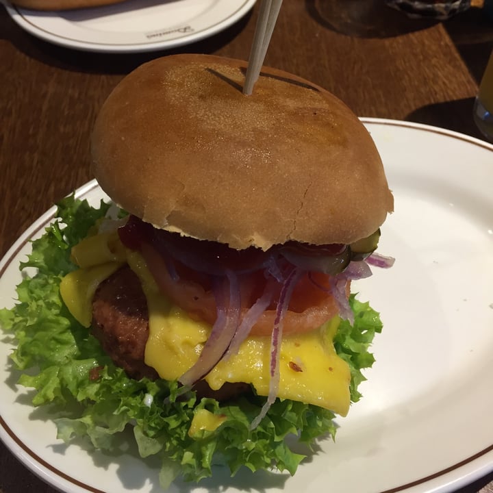 photo of Dominó Fuente de Soda Beyond Burger Original shared by @alexandraallel on  30 May 2020 - review