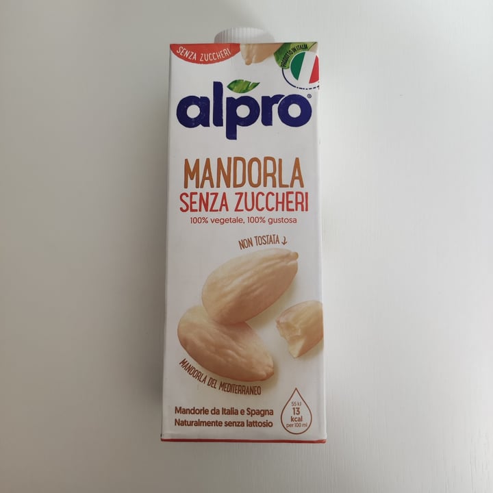 photo of Alpro latte di mandorla senza zuccheri shared by @larobbi on  02 Aug 2022 - review