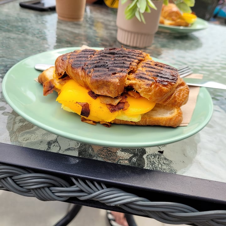 photo of Naturally Vero Croissant with just egg,cheese and coconut bacon shared by @veganelduderino on  02 Jul 2021 - review