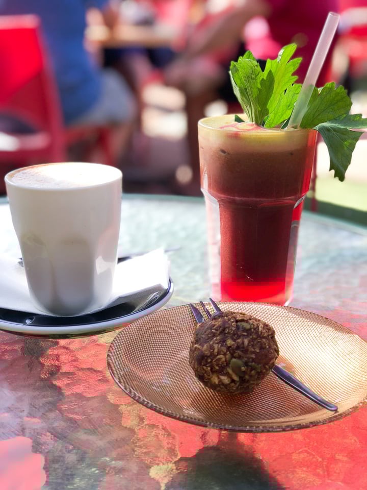 review photo of Evviva Bliss Ball, Daily Detox Juice + Almond Milk Flat White shared by @rosiehope on 23 Jan 2018 - review