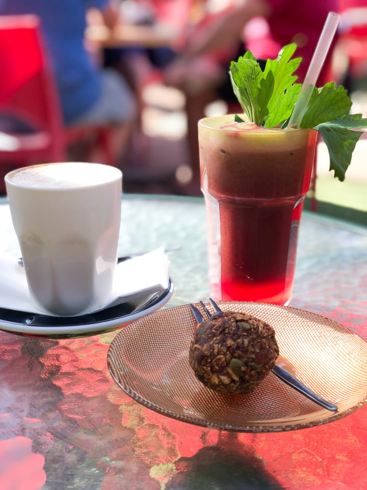 photo of Evviva Bliss Ball, Daily Detox Juice + Almond Milk Flat White shared by @rosiehope on  23 Jan 2018 - review