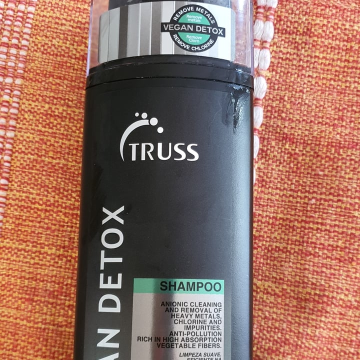 photo of Truss Shampoo 100% Vegan Base shared by @iaraturrin on  03 May 2022 - review