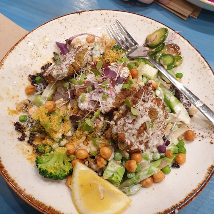 photo of Life Alive Organic Cafe Spring Falafel Bowl shared by @autumnleaves on  29 Mar 2022 - review