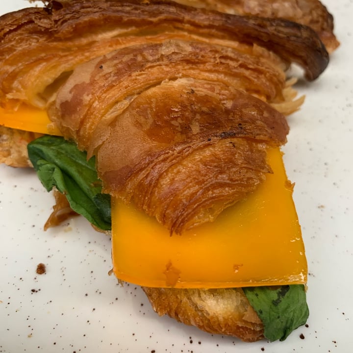 photo of The Vegan Corner croissant salado shared by @helenpfuertes on  12 Oct 2022 - review