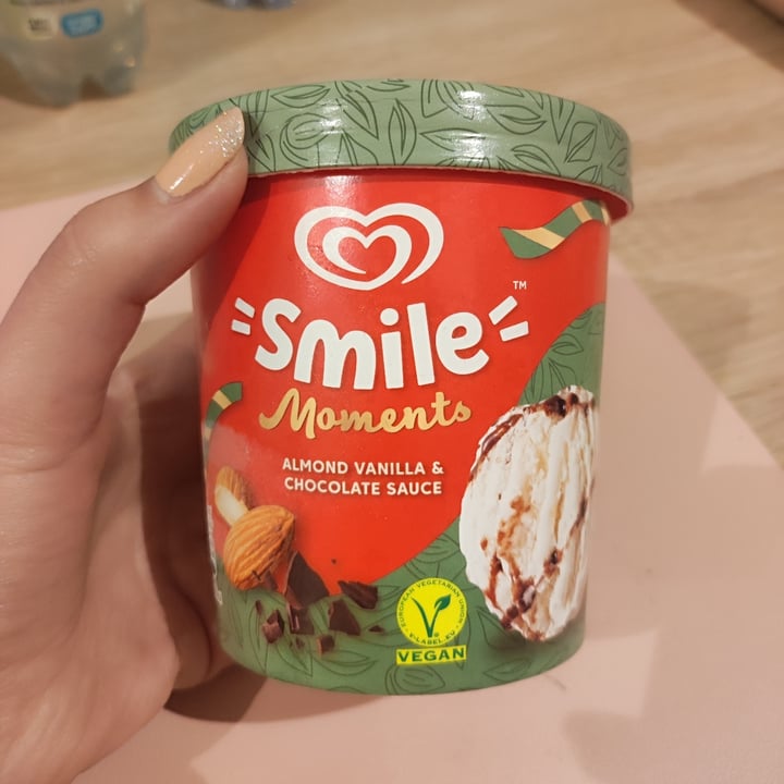 photo of smile Almond vanilla & chocolate sauce ice cream shared by @tiax on  14 Dec 2022 - review