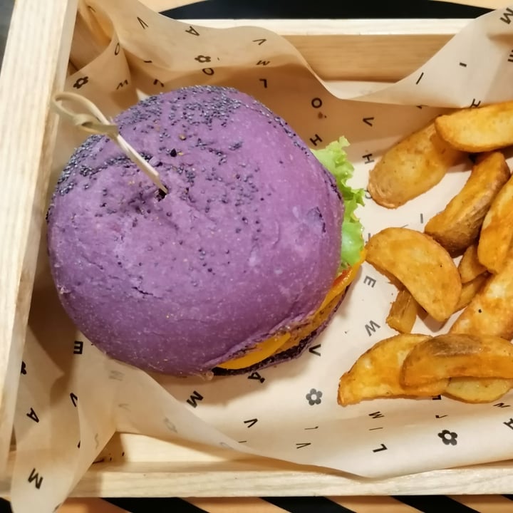 photo of Flower Burger purple cheesy shared by @alevale on  12 Jul 2022 - review