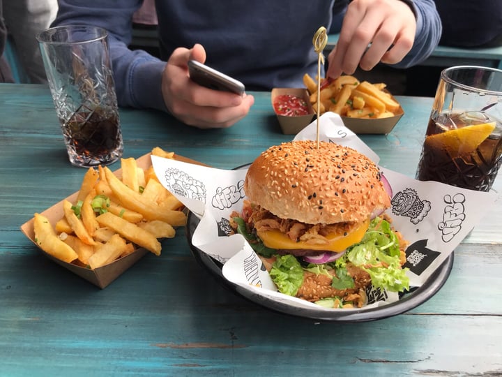 photo of Vegan Junk Food Bar Burger shared by @plantbasedkat on  03 Apr 2019 - review