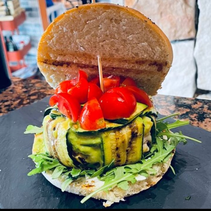 photo of Street Burger vegano con tortino di zucchine, pomodoro, cipolla caramellata shared by @marimammone on  25 Jul 2022 - review