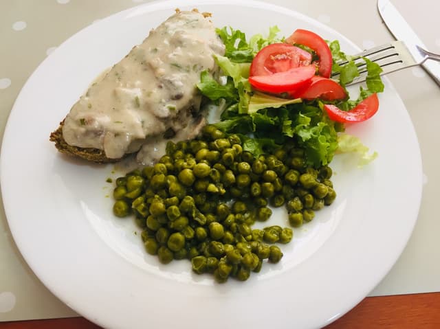 菜肴“Torta de lentejas y crema de champiñones”的照片