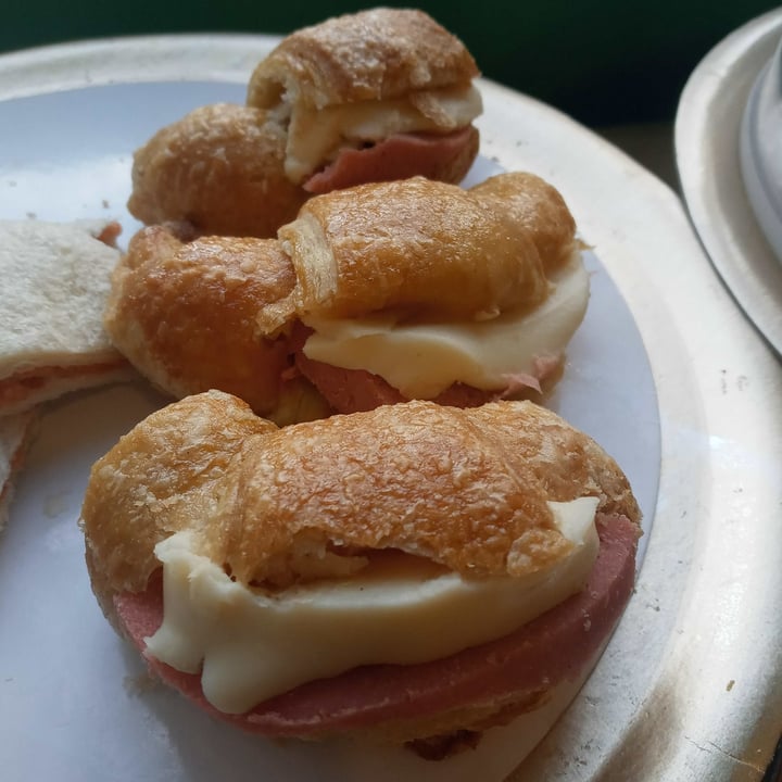 review photo of Almacén De La Plaza Vegan Medialuna de jamon y queso shared by @emile on 08 Oct 2021 - review