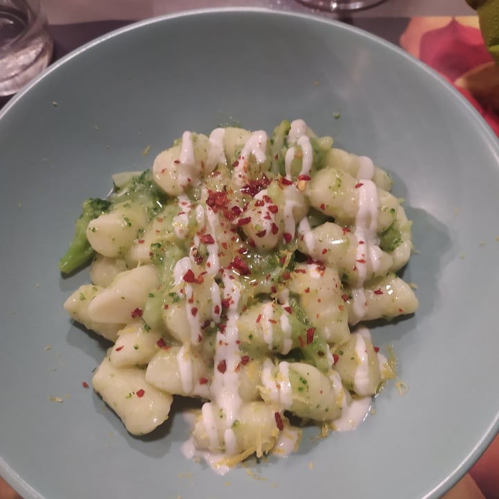 photo of Sesamo Nero Gnocchi Broccoli,crema di fave e limone shared by @miriampann on  08 Nov 2022 - review