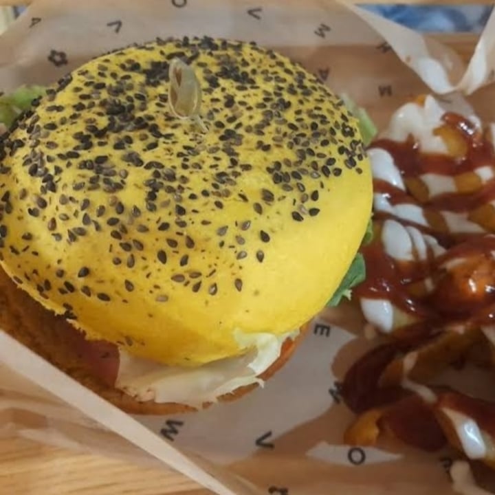 photo of Flower Burger Cheesy Cecio shared by @eleonorandrea on  16 Aug 2022 - review