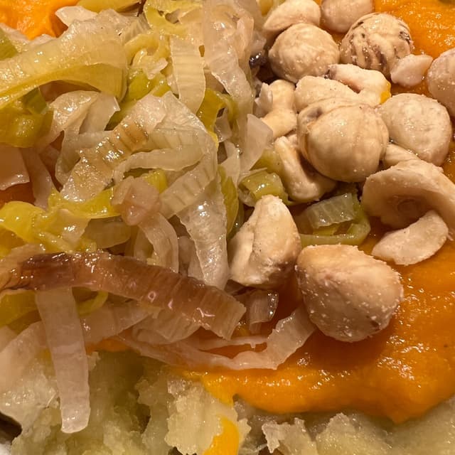 菜肴“Patata con crema di zucca, cipollotto e nocciole”的照片
