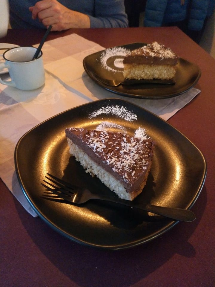 photo of Stopkas Bistronomie Food& Friends Vegan/Vegetarisch/Flexitarisch als Familienfreundlich ausgezeichnet Schoko-Kokos-Bisquitkuchen shared by @lea185 on  15 Mar 2020 - review