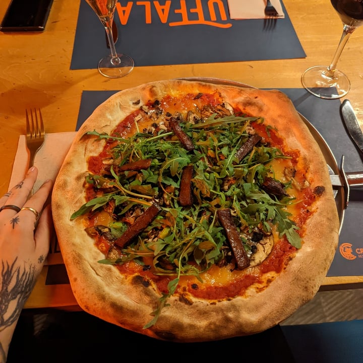 photo of Buffala L’Escala vegan pizza with smoked tofu shared by @bornwild on  18 Nov 2022 - review