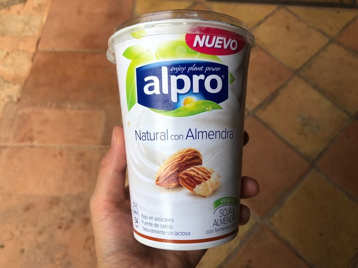 photo of Alpro Yogurt Natural de Almendras shared by @anaiturrizar on  17 Jul 2019 - review