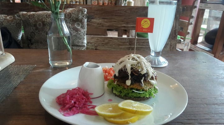 photo of Zula Seminyak Raw veggie burger shared by @queenneferyuki on  11 Oct 2018 - review